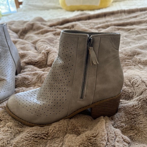 light gray ankle boots - Picture 2 of 4